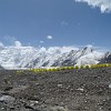Die Zelte und das Klohäuschen im Basislager auf dem südlichen Engiltschek-Gletscher. Die Alpinsaison im Zentral-Tienschan dauert nur einen Monat, von etwa Mitte Juli bis Mitte August. Und so lange existiert auch dieses Basislager.